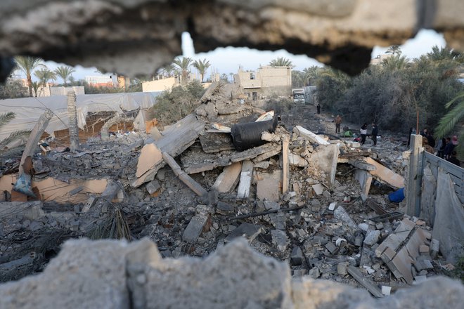 Izraelske sile med pogajanji nadaljujejo obstreljevanje Gaze. FOTO: Ramadan Abed/Reuters