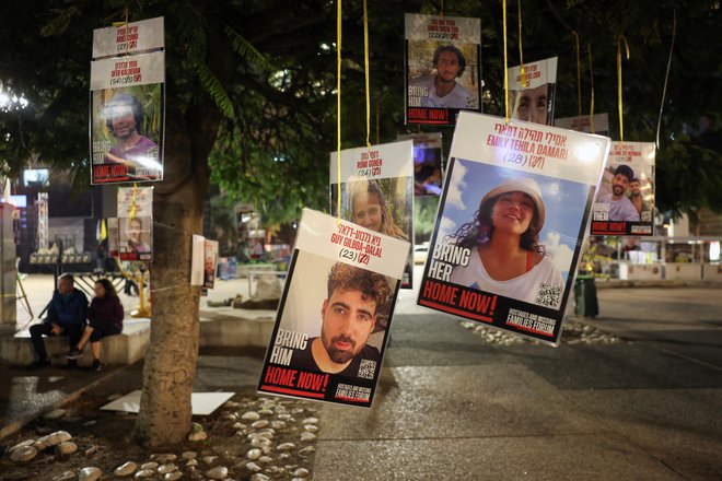 Fotografije izraelskih talcev v Tel Avivu, posnete danes. FOTO: Ronen Zvulun/Reuters