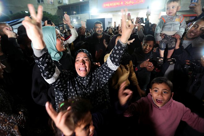 Palestinsko slavje po razglasitvi novice o prihajajočem premirju,  Deir Al-Balah v osrednji Gazi. FOTO: Ramadan Abed/Reuters