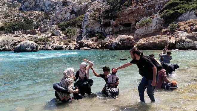 Prihod migrantov na grški otok Ikaria avgusta lani. FOTO: Thalia Vazaka in Vasilis Ferrar via Reuters