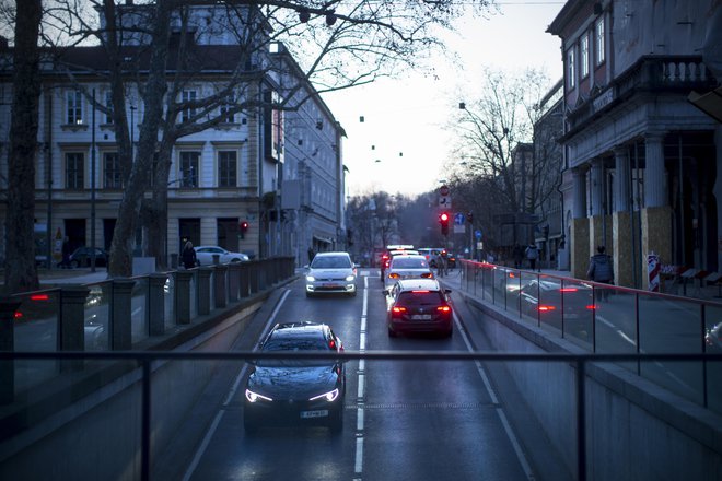 Za mesečni najem v PH Kongresni trg se je treba postaviti v čakalno vrsto. Parkirišč je tu na voljo 400, na prosto mesto pa trenutno čaka 94 ljudi. FOTO: Jure Eržen/Delo