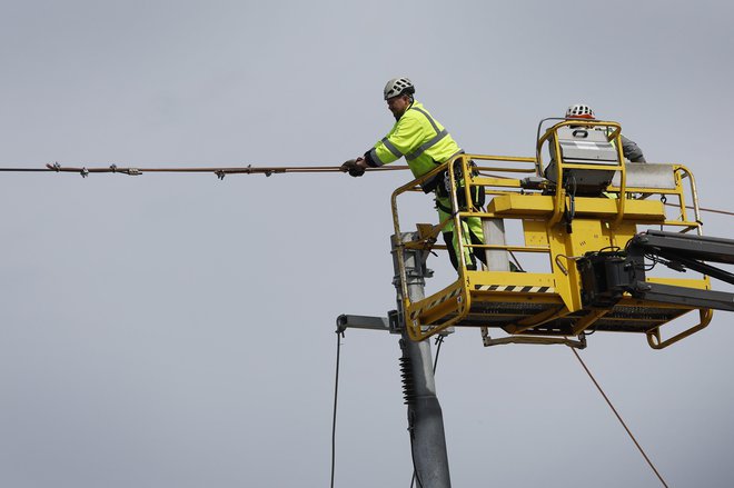 Omrežnine so glavni vir za okrepitev elektroenergetskega omrežja, to pa je osnova za zeleni prehod. FOTO: Leon Vidic/Delo