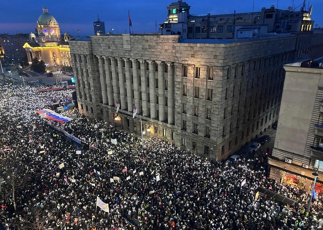 Množični protesti pred srbskim ustavnim sodiščem so potekali tudi to nedeljo. FOTO: Tadija Anastasijevic/AFP