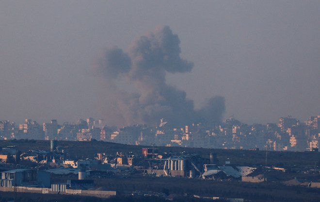 Dan po naznanitvi dogovora o premirju je v najnovejšem izraelskem obstreljevanju Gaze po navedbah tamkajšnjih oblasti umrlo vsaj 80 ljudi, med njimi tudi ženske in otroci. FOTO: Reuters/Amir Cohen