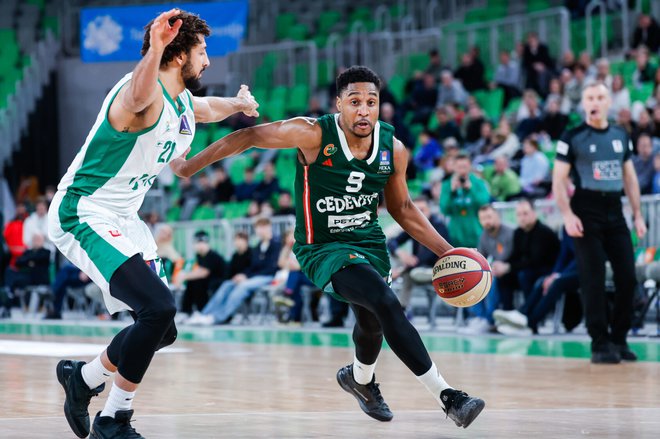 Brynton Lemar za tri zadane, ko Olimpija iskrico z razdalje najbolj potrebuje. FOTO: Cedevita Olimpija