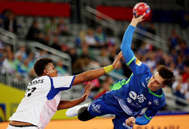 Handball - IHF Handball World Championships 2025 - Preliminary Round - Group G - Slovenia v Cuba - Zagreb Arena, Zagreb, Croatia - January 16, 2025 Slovenia's Domen Makuc in action with Cuba's Claudio Madrigal REUTERS/Antonio Bronic