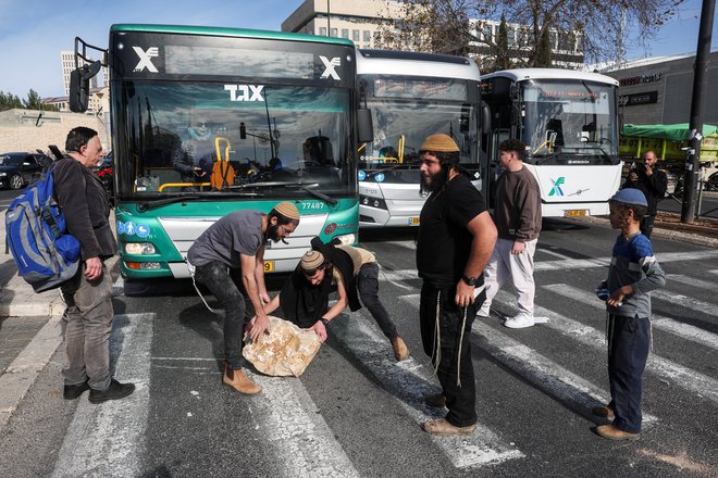 V Izraelu skrajni desničarji protestirajo proti dogovoru o prekinitvi ognja v Gazi. Po njihovem mnenju naj bi to oslabilo varnost Izraela. FOTO: Ronen Zvulun/Reuters