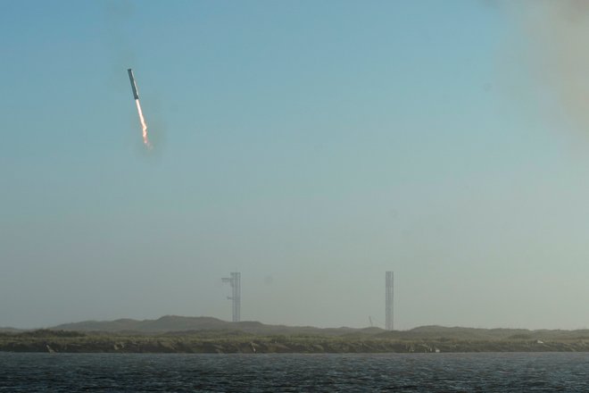 Pristanek rakete je tokrat uspel. FOTO: Gabriel V Cardenas Reuters


 
