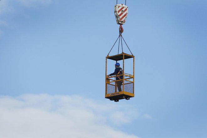 Manj spodbudna je slika pri visokogradenjskih projektih – statistika izdanih gradbenih dovoljenj napoveduje manjšo gradnjo stavb. Foto Leon Vidic