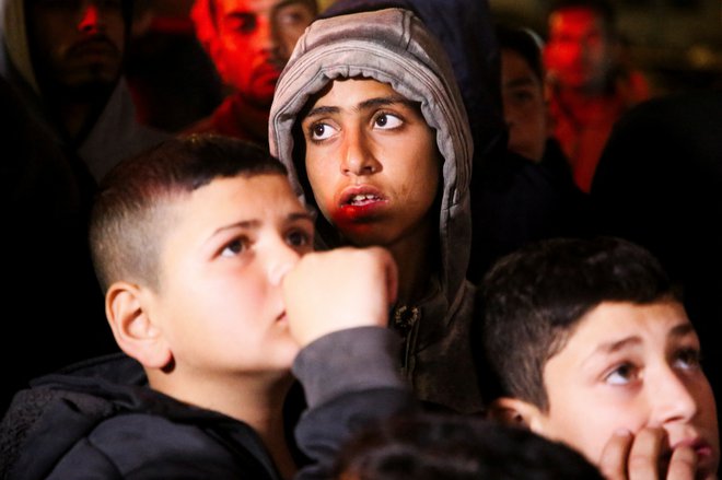 V sredo zvečer so palestinski otroci v Gazi nestrpno pričakovali novice o napovedanem premirju. FOTO: Hatem Kaled/Reuters