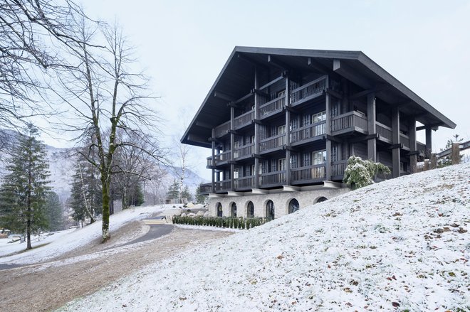 Z interpretacijo stavbne dediščine je arhitektom uspelo doseči, da se hiša na prvi pogled zdi, kot da je že od nekdaj tam. Podroben pogled pa razkrije sodobno oblikovanje. FOTO: Miran Kambič