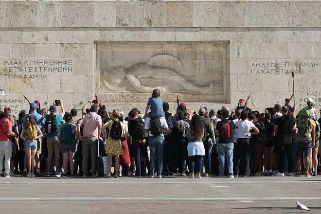 V Grčiji so z letošnjim letom dvignili turistično takso, posebej izrazito v poletni sezoni. FOTO: Louisa Gouliamaki/Reuters