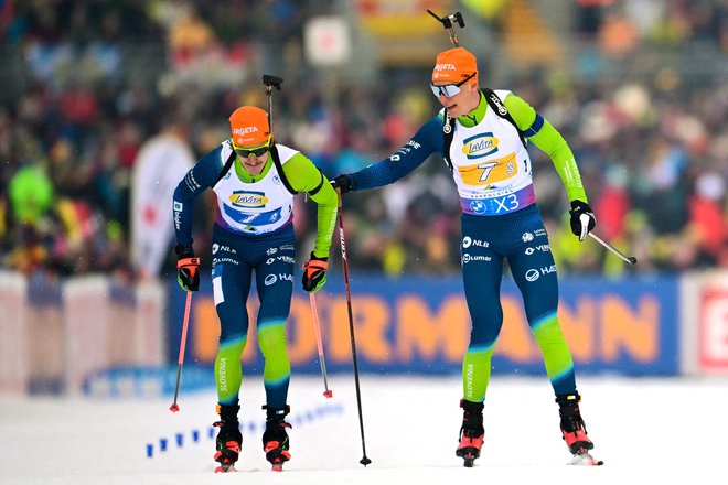 Anton Vidmar predaja Lovru Planku. FOTO: Tobias Schwarz/AFP