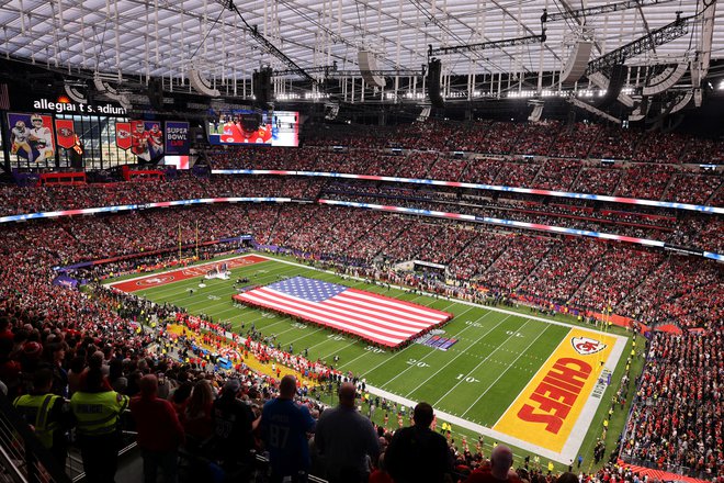 Superbowl pred TV sprejemnike pritegne dobro tretjino vseh Američanov. Foto Mike Blake/Reuters