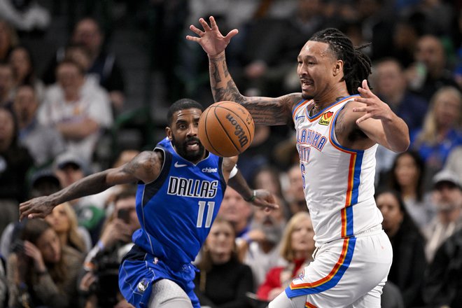 Kyrie Irving (11) in Jaylin Williams (6) sta se takole borila za žogo v eni od akcij. FOTO: Jerome Miron/Usa Today Sports