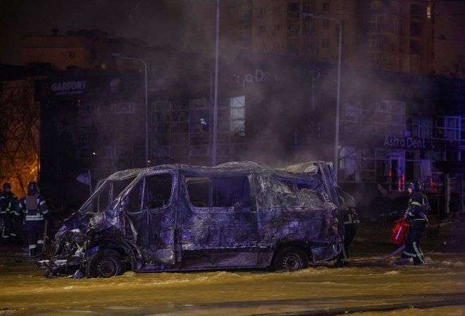 Uničenje v središču Kijeva po ruskem napadu. FOTO: Gleb Garanich/Reuters