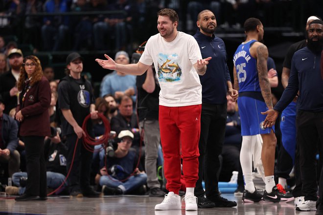 Luka Dončić (št. 77) je takole spremljal dvoboj lige NBA med Dallasom in Oklahomo. FOTO: Sam Hodde/AFP