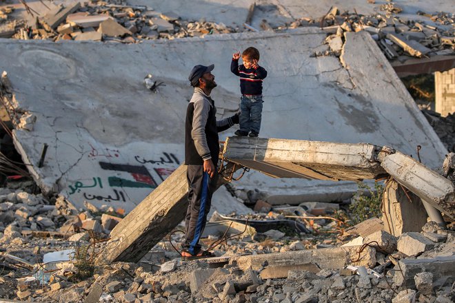 Izpustitev palestinskih zapornikov je del dogovora o prekinitvi vojne na območju Gaze in izpustitvi ujetnikov. FOTO: Foto Eyad Baba/Afp