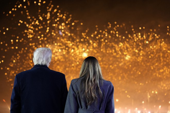 Donald in Melania Trump med občudovanjem ognjemetov. Foto: Alex Brandon Via Reuters