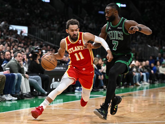 Trae Young (z žogo) je bil med junaki zmage Atlante Hawks v Bostonu. FOTO: Brian Fluharty/Usa Today Sports