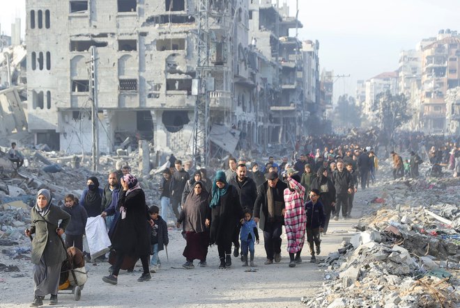 Palestinci se vračajo vGazo. FOTO: Khalil Ramzi Reuters


 
