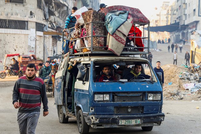 Palestinci se po razrušeni Gazi vračajo domov. FOTO: Khalil Ramzi/Reuters