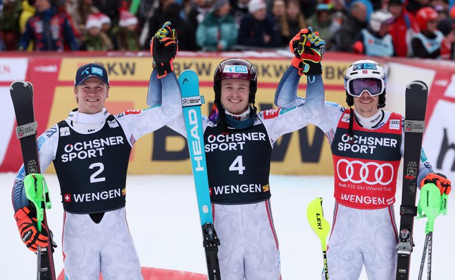 Norvežani Atle Lie McGrath (na sredini), Timon Haugan (levo) in Henrik Kristoffersen (desno) so slavili trojno zmago na slalomu v Wengnu. FOTO: Claudia Greco/Reuters