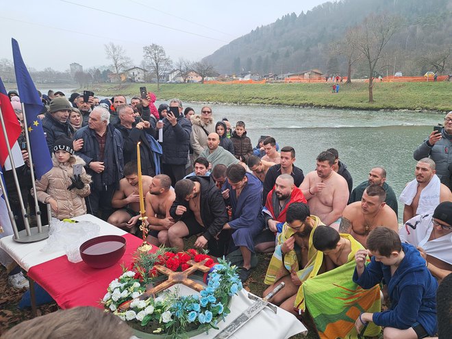 Preden so šli v mrzlo vodo, je bil na bregu Savinje krajši obred. FOTO: Špela Kuralt/Delo