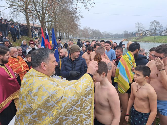 Blagoslov pred plavanjem. FOTO: Špela Kuralt/Delo