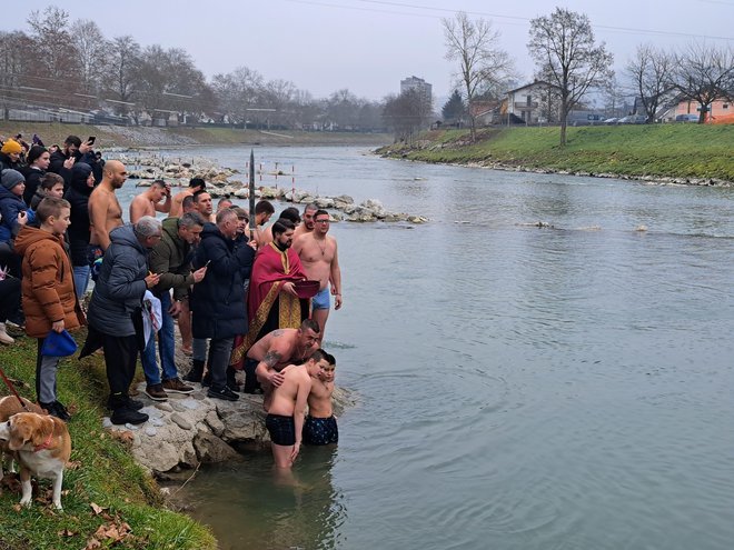 Zadnji posveti pred začetkom plavanja. FOTO: Špela Kuralt/Delo