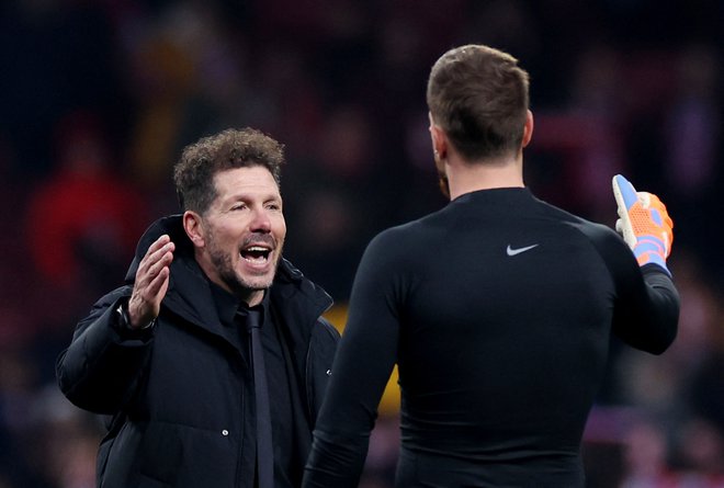 Diego Simeone in Jan Oblak po eni od tekem. FOTO: Isabel Infantes/Reuters