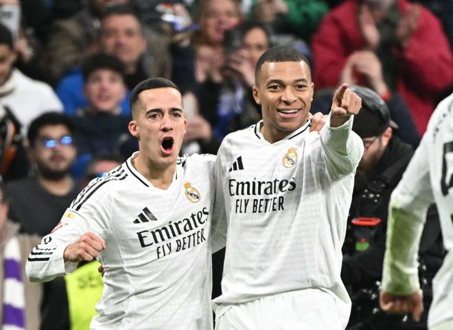 Kylian Mbappe (desno) in začasni branilec Lucas Vazquez sta bila navdušena nad strelskim šovom Francoza. FOTO: Javier Soriano/AFP