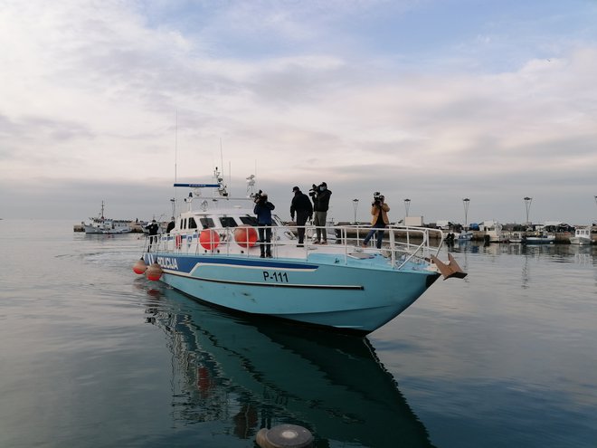 Policijski patruljni čoln P-111 je jeseni 2021 odplul na zadnjo vožnjo. Odtlej sta padla v vodo dva poskusa nakupa novega čolna. FOTO: Nataša Čepar/Delo