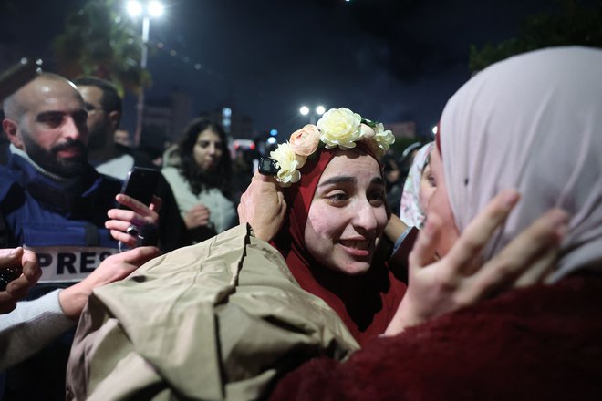 Izpuščene zapornike so pričakale množice ljudi. FOTO: Zain Jaafar/AFP