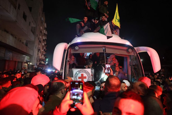 Zapornike so prepeljali v Bejtunijo v dveh avtobusih Rdečega križa. FOTO: Zain Jaafar/AFP