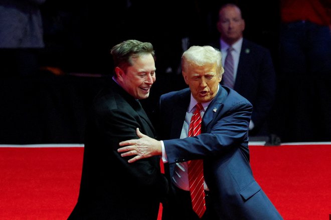 Izvršni direktor Tesle in lastnik platforme X Elon Musk na zborovanju novoizvoljenega predsednika ZDA Donalda Trumpa dan pred njegovo drugo inavguracijo. FOTO: Brian Snyder/Reuters