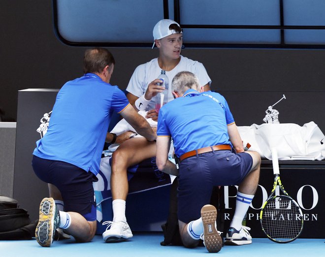 Holger Rune je imel težave s kolenom. FOTO: Francis Mascarenhas/Reuters