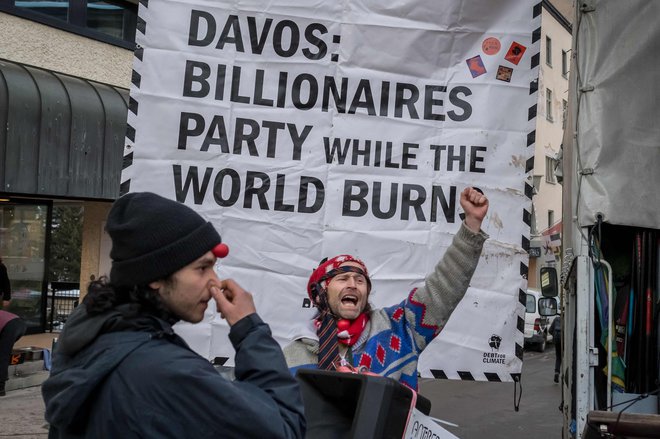 Pred začetkom WEF so se v Davosu zbrali protestniki. FOTO: Fabrice Coffrini/AFP