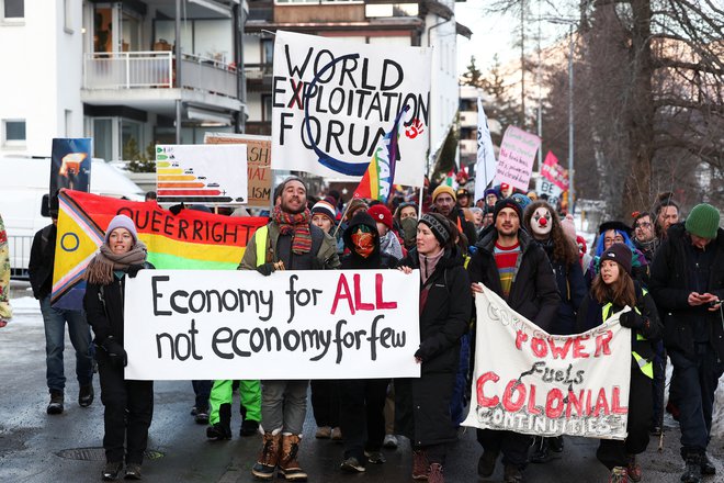 Protesta proti WEF so se udeležili tudi podnebni protestniki. FOTO: Yves Herman/Reuters