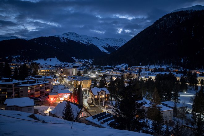 Alpsko letovišče Davos bo v teh dneh znova gostilo Svetovni gospodarski forum. FOTO: Fabrice Coffrini/AFP