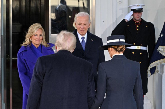 Joe in Jill Biden, zadnjič v vlogi gostiteljev v Beli hiši, med sprejemanjem Donalda in Melanie Trump. Foto: Roberto Schmidt/Afp