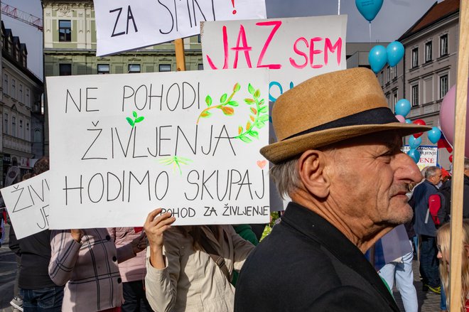 Posamezniki, ki jih zanima zgolj oblast, so v roke dobili orodje za objavo svojih zgodb. FOTO: Voranc Vogel/Delo