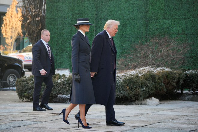 Modni strokovnjaki so zadnje tedne ugibali, s čim bo Melania Trump presenetila tokrat. Izbrala je neodvisnega ameriškega modnega kreatorja. FOTO: Jeenah Moon/Reuters