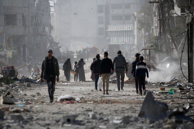 Palestinci se vračajo na območje nekdanjih domov. FOTO: Eyad Baba/AFP