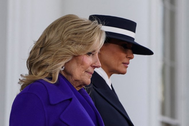 Prvi dami Jill Biden in Melania Trump odhajata iz Bele hiše. Foto: Nathan Howard/Reuters