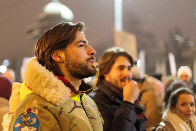 Brata Lazar in Luka Stojaković, po rodu iz hrvaškega Knina, sta nehote postala obraz protestov v Beogradu, ko so režimski mediji zlorabili njuna hrvaška potna lista, da bi organizacijo protestov podtaknili Hrvaški. FOTO Djordje Kojadinovic/Reuters