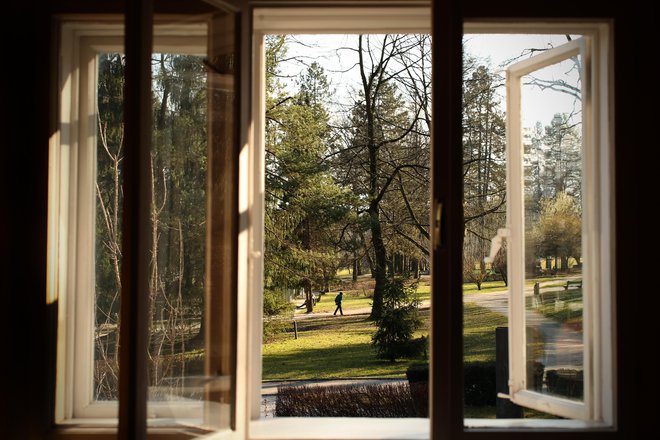 V resnici gre vedno za okna, ki odstirajo poglede in ponujajo nove razsežnosti gledanja. FOTO: Jure Eržen/Delo