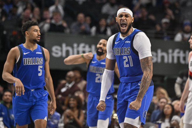 Daniel Gafford je blestel v prvem, Kyrie Irving pa v drugem polčasu. FOTO: Jerome Miron/Reuters