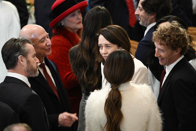 Senatorji Todd Young, Maria Cantwell z Jeffom Bezosom in prvim možem Mete in Facebooka Markom Zuckerbergom. FOTO: Brendan Smialowski/AFP