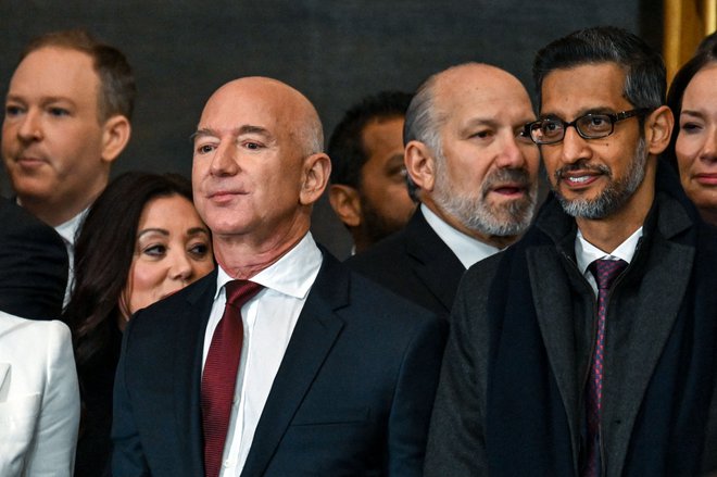 Ustanovitelj Amazona Jeff Bezos in prvi mož Googla Sundar Pichai bosta zasedla svoji mesti v prvi vrsti. FOTO: Kenny Holston/AFP